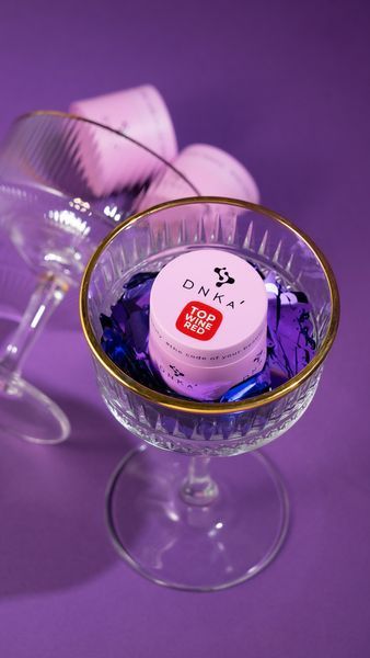 Топовое покрытие DNKa' Top Wine Red с фигурными конфетти на 15 мл, без липкого слоя 002115 фото